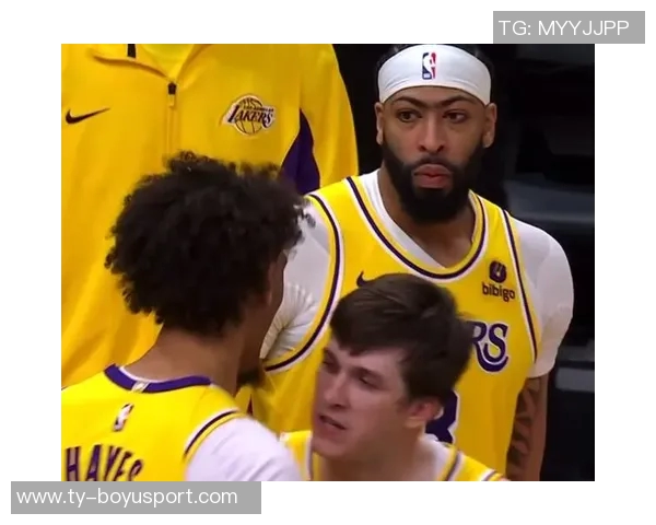 老队友默契配合濃眉果断分球助拉塞尔轻松命中三分